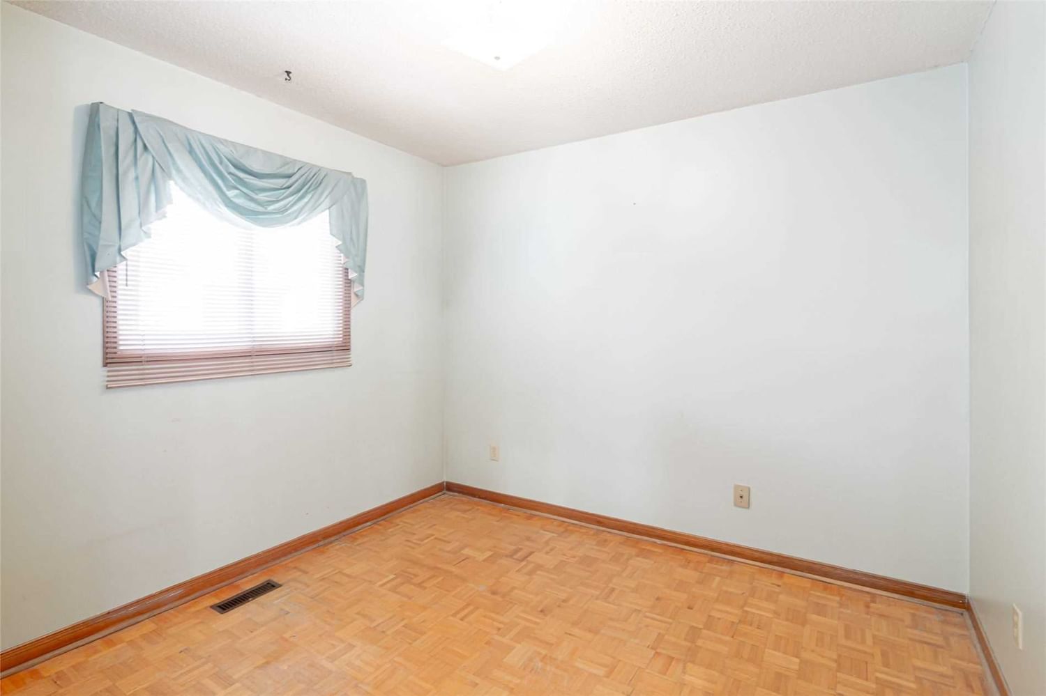 Listing Image 28