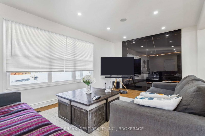 3118 Victoria St, Oakville, L6L 1K2 | Image 2