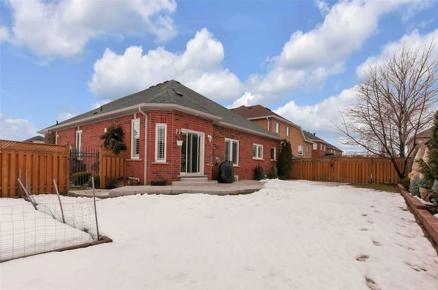 8 Treeview Crescent
