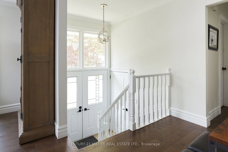 407 Canterbury Cres, Oakville, L6J 5K8 | Image 2