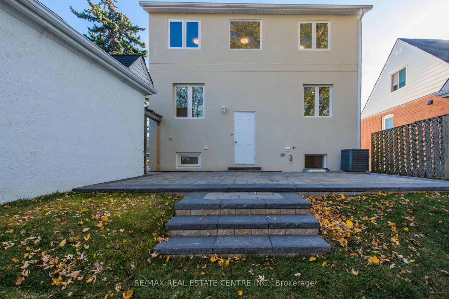 Detached House leased at 8 Clearview Heights, Toronto, Beechborough-Greenbrook, M6M 1Z9 - MLS: W5984804
