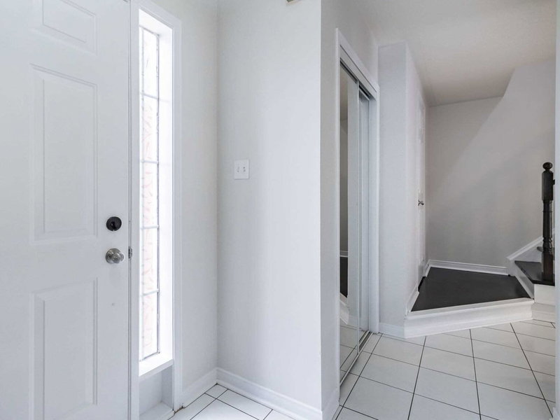 3927 Rippleton Lane, Mississauga, L5N 6Z8 | Image 2