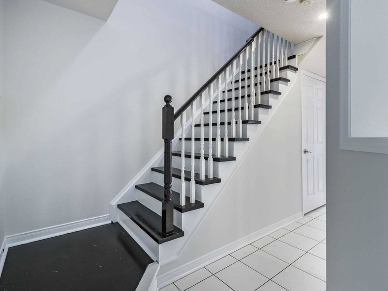 3927 Rippleton Lane, Mississauga, L5N 6Z8 | Image 3