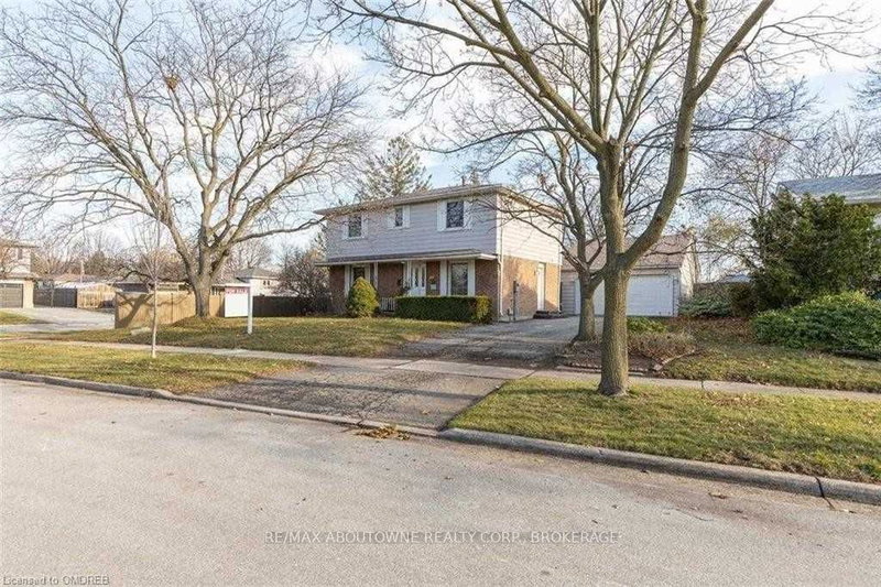 2212 Urwin Cres, Oakville, L6L 2T2 | Image 2