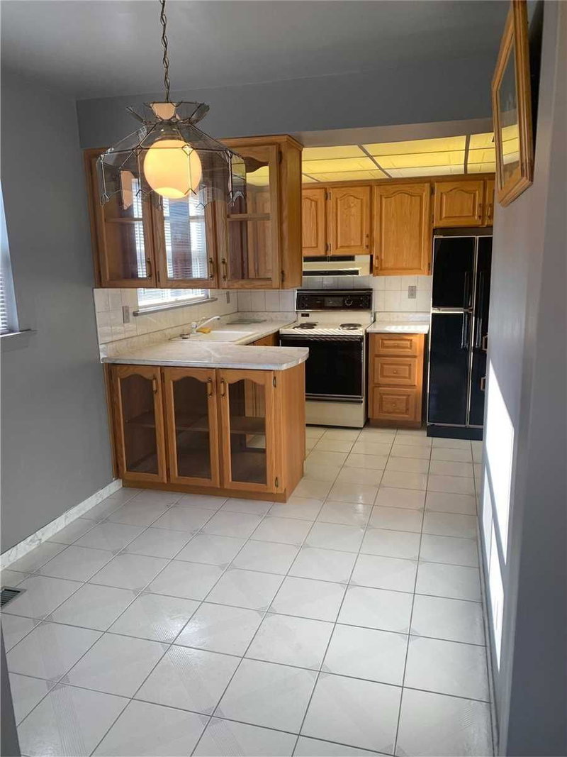 24 Dean St, Brampton, L6W 1M6 | Image 3