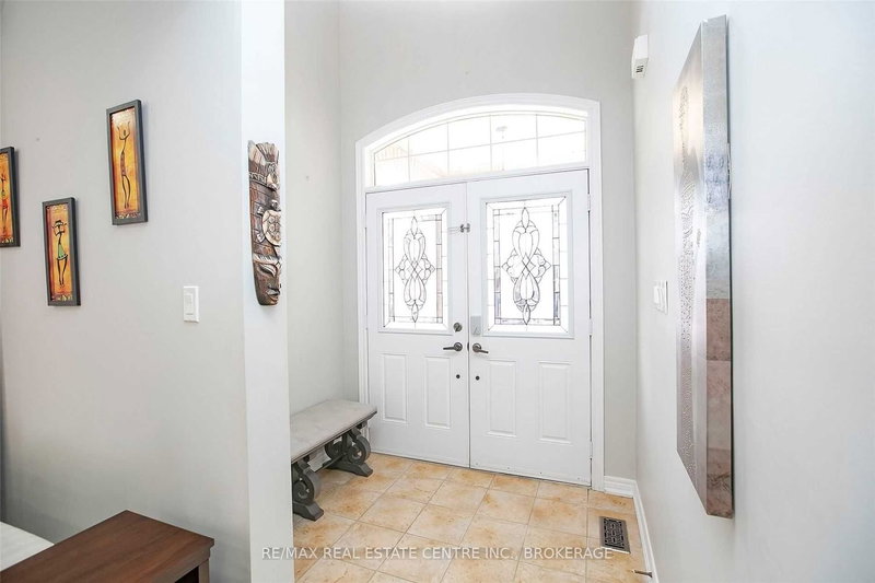 26 Hellyer Ave, Brampton, L6Y 0M3 | Image 2