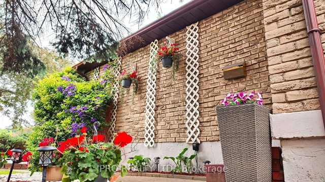 4249 Lingfield Crescent