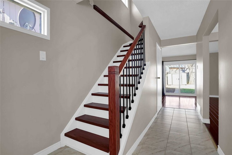 6 Hedley Crt, Brampton, L6S 2B6 | Image 3