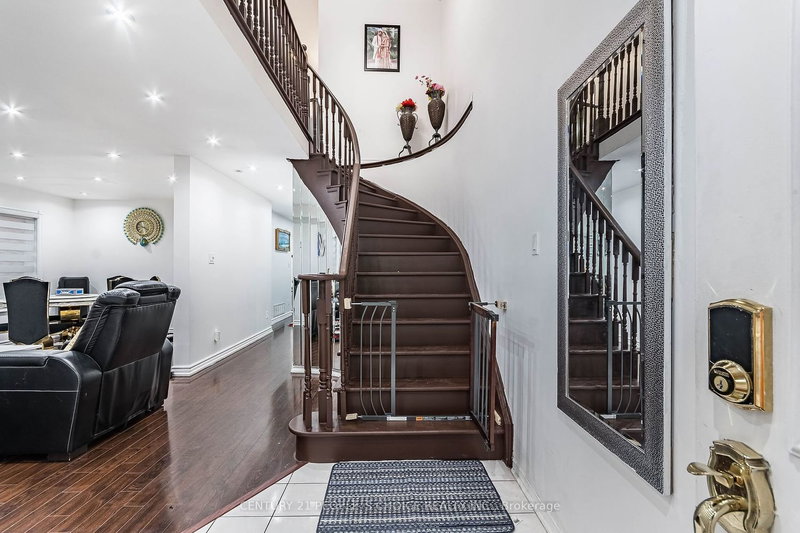 71 Ravenscliffe Crt, Brampton, L6X 4N9 | Image 3