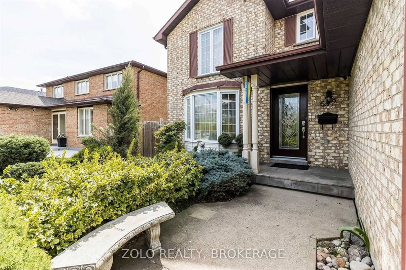 682 Willowbank Tr, Mississauga, L4W 3L8 | Image 2