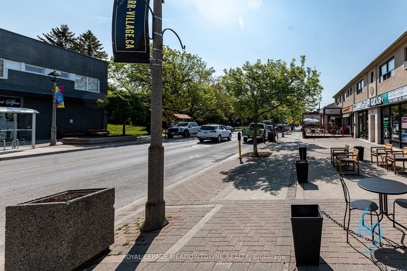 328 Kerr St, Oakville, L6K 3B5 | Image 3
