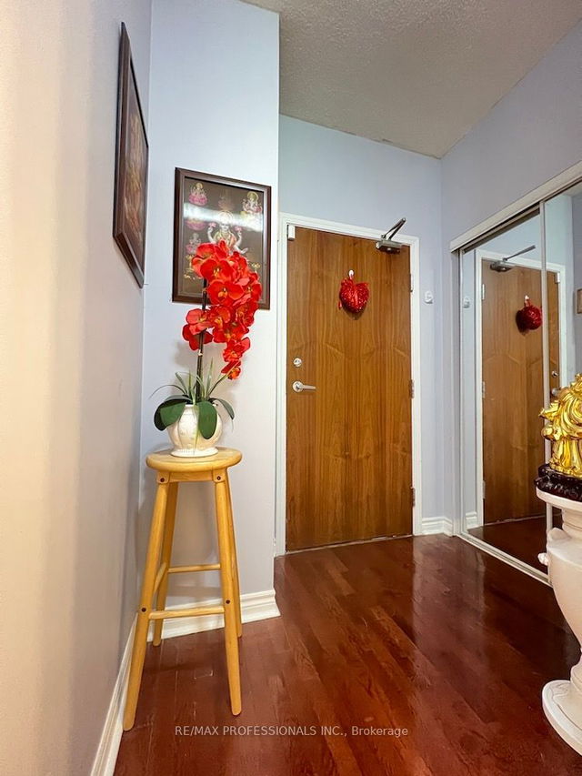 202 - 33 Elm Drive