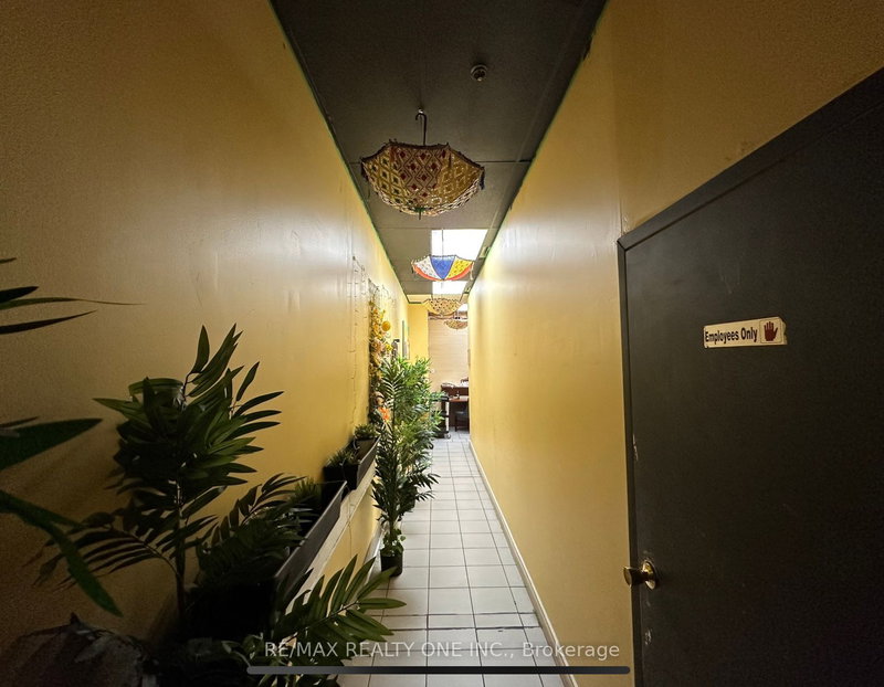 8 - 2560 Shepard Ave, Mississauga, L5A 4E1 | Image 2