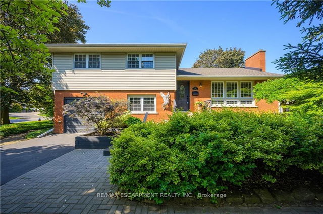 382 Fairlawn Crescent