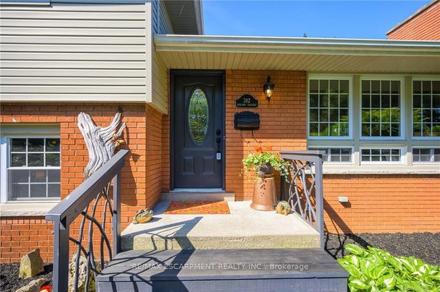 382 Fairlawn Crescent