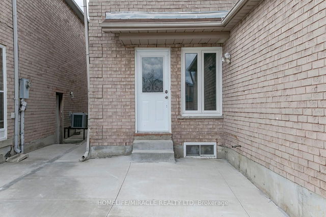 13 Hendricks Crescent