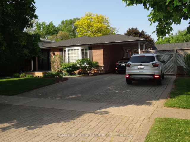 54 MOORE PARK Crescent