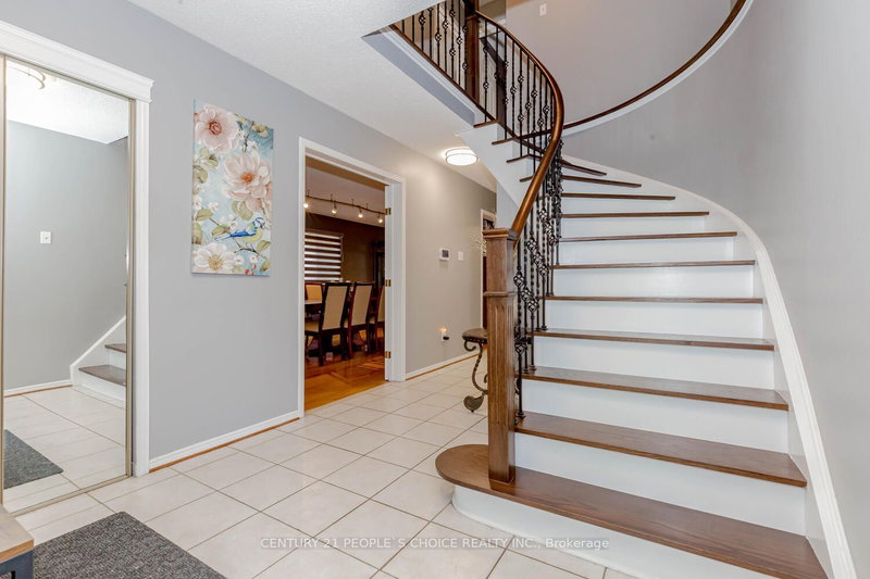 2943 Gulfstream Way, Mississauga, L5N 6J9 | Image 2