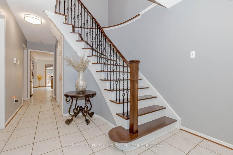2943 Gulfstream Way, Mississauga, L5N 6J9 | Image 3
