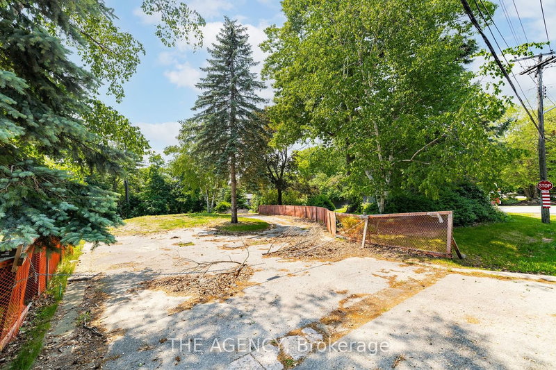 1470 Pinetree Cres, Mississauga, L5G 2S8 | Image 2