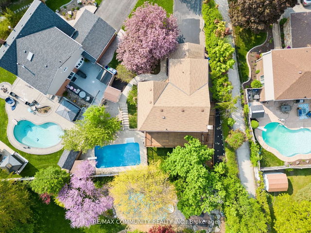 52 Madelaine Crescent