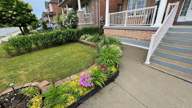 44 Australia Dr, Brampton, L6R 3E8 | Image 2