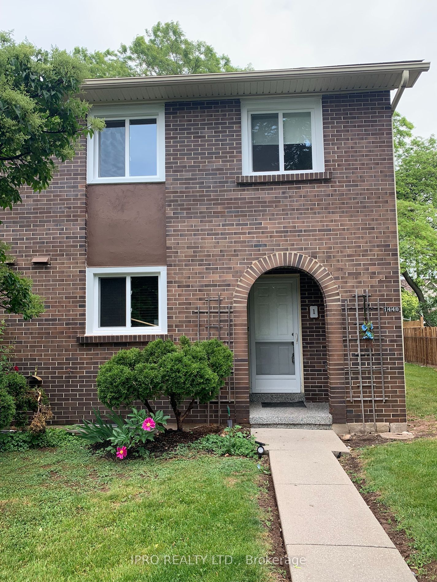 Listing Image 4