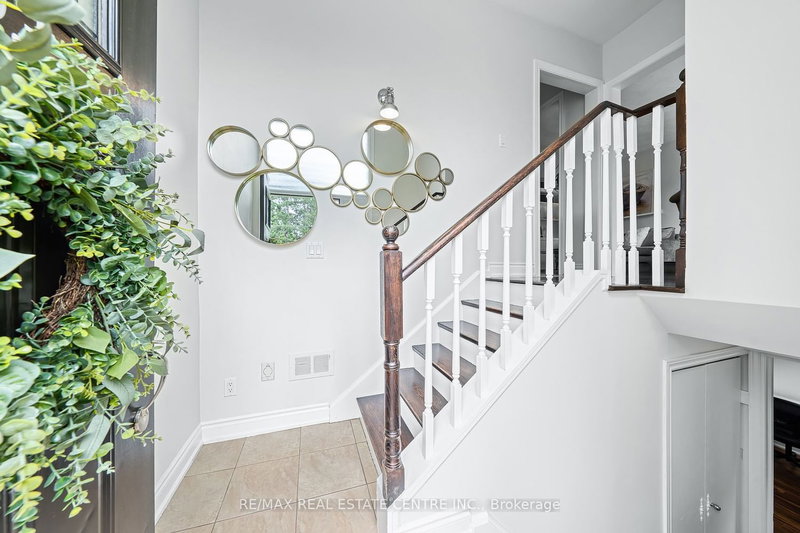 403 Delrex Blvd, Halton Hills, L7G 4H8 | Image 3