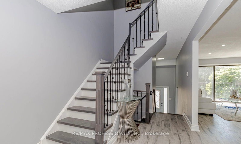 8 Norbrook Cres, Toronto, M9V 4P8 | Image 3