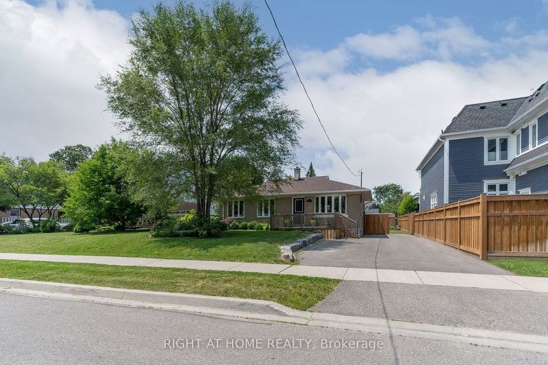 206 Elmwood Cres, Milton, L9T 1C4 | Image 2