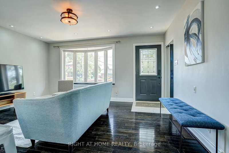 206 Elmwood Cres, Milton, L9T 1C4 | Image 3