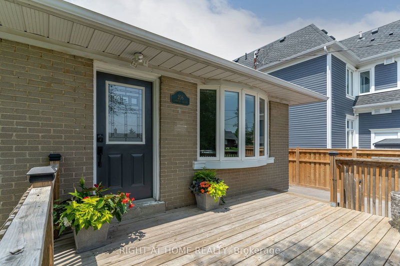 206 Elmwood Cres, Milton, L9T 1C4 | Image 2