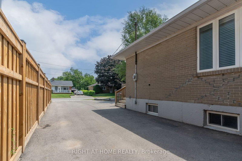 206 Elmwood Cres, Milton, L9T 1C4 | Image 3