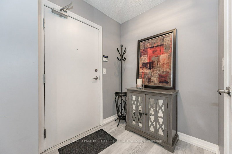 809 - 1940 Ironstone Dr, Burlington, L7L 0E4 | Image 2