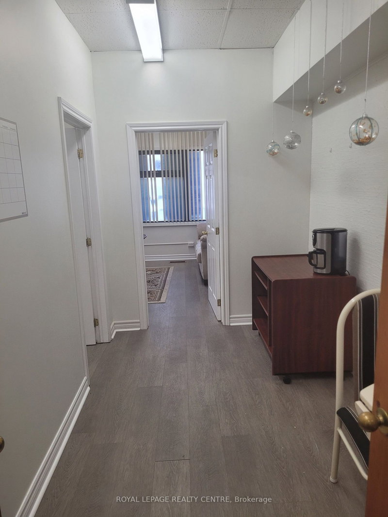 206 - 106 Lakeshore Rd E, Mississauga, L5G 1E3 | Image 2