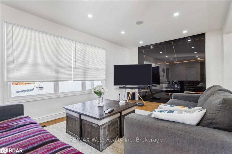 3118 Victoria St, Oakville, L6L 1K2 | Image 2