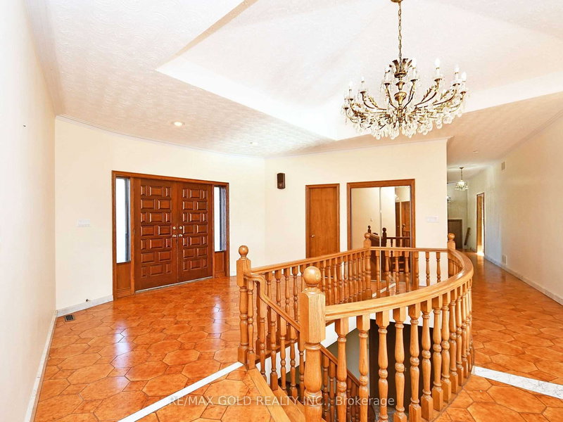 32 Fenton Way, Brampton, L6P 0P6 | Image 3