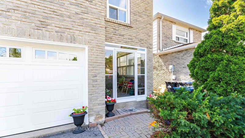 19 Pickard Lane, Brampton, L6Y 2M4 | Image 3