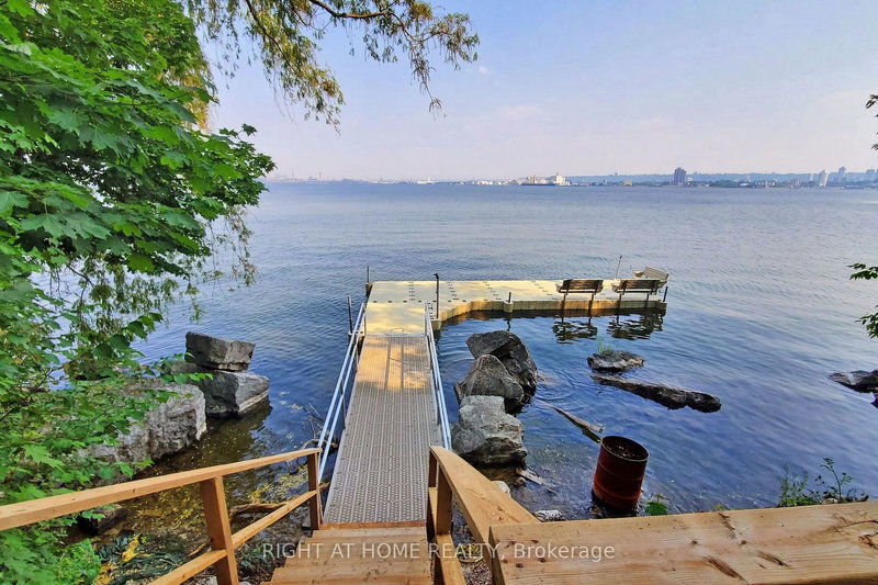 868 Danforth Pl, Burlington, L7T 1S2 | Image 3