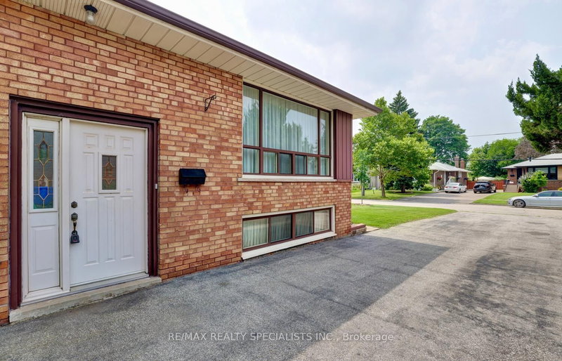 25 Templar Dr, Toronto, M9R 3C6 | Image 3