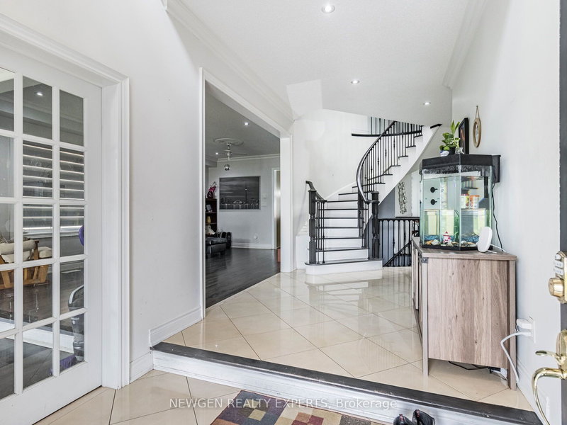 30 Rampart Dr, Brampton, L6P 2Z1 | Image 3