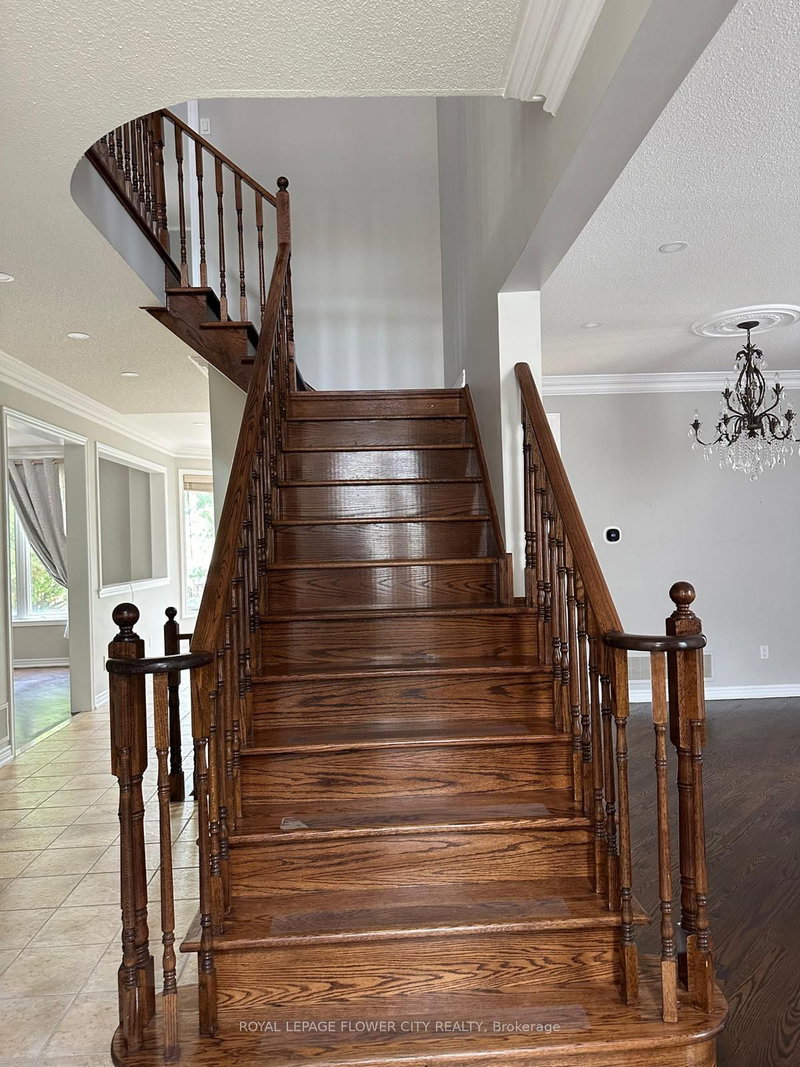 26 Hellyer Ave, Brampton, L6Y 0M3 | Image 2