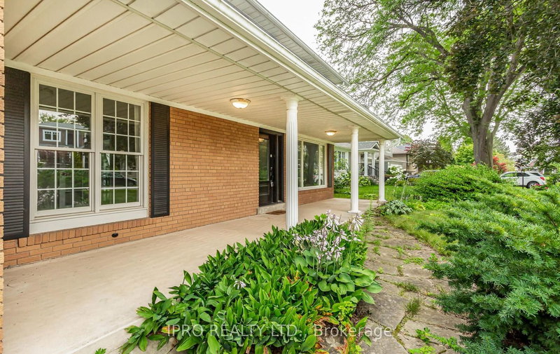 1466 Seagram Ave, Oakville, L6L 1X1 | Image 3