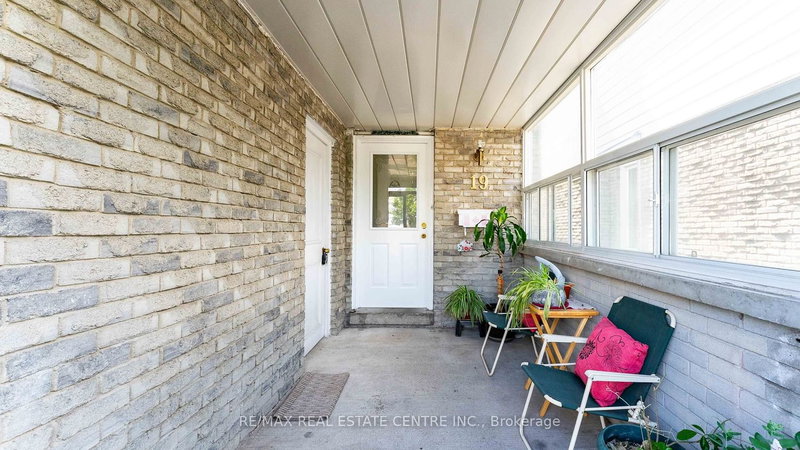 19 Pickard Lane, Brampton, L6Y 2M4 | Image 2