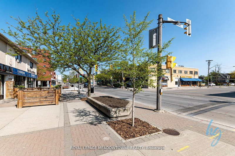 328 Kerr St, Oakville, L6K 3B5 | Image 2