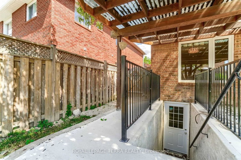 4 Garbutt Cres N, Brampton, L6X 3G5 | Image 2