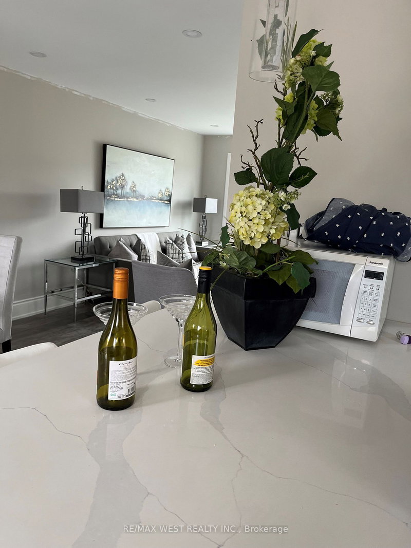 9 Snowood Crt, Toronto, M3N 1E7 | Image 2