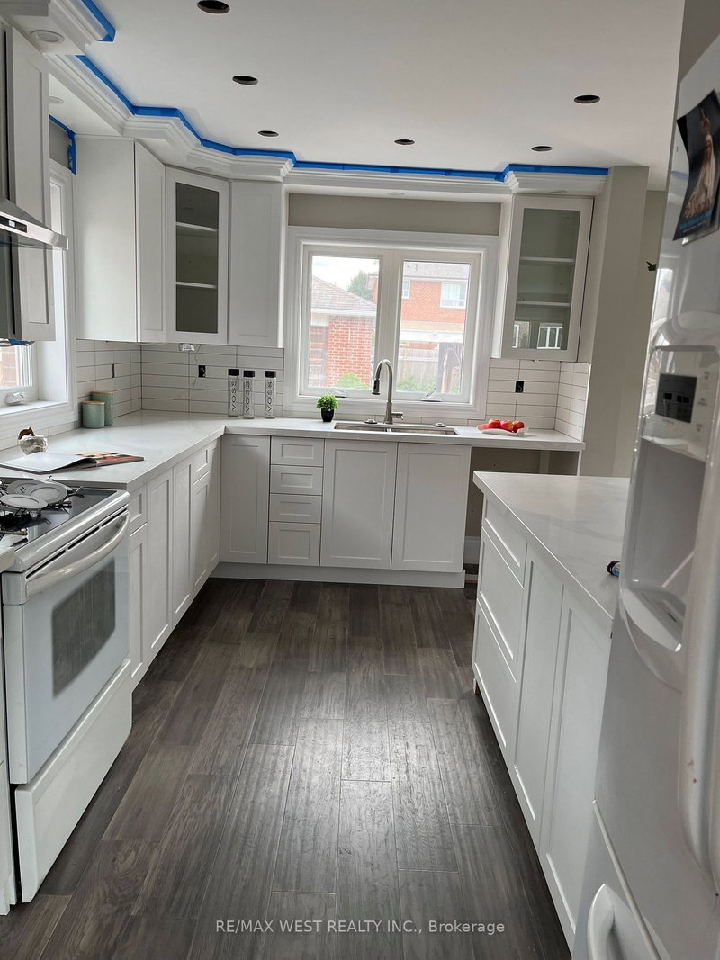 9 Snowood Crt, Toronto, M3N 1E7 | Image 3