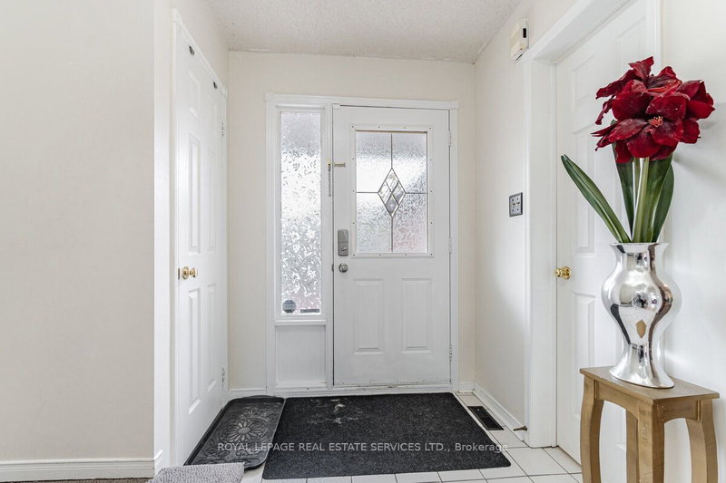 10 Mullis Cres, Brampton, L6Y 4T3 | Image 3