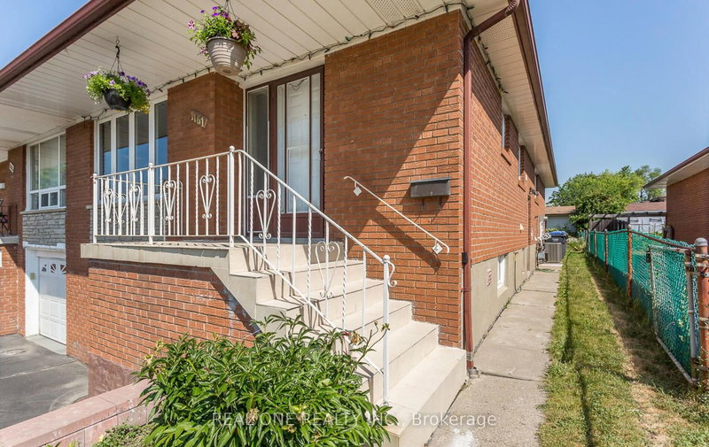 Lower - 1161 Shadeland Dr, Mississauga, L5C 1P2 | Image 2